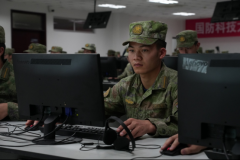 一个小小的摄像头、一块电子显示屏构成的“智