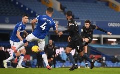 <b>以“4-4-2”防守还击系统立脚英</b>